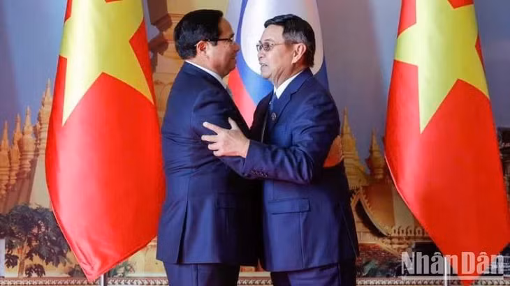 Thủ tướng Phạm Minh Chính với Chủ tịch Quốc hội Lào Saysomphone Phomvihane. (Ảnh: THANH GIANG)