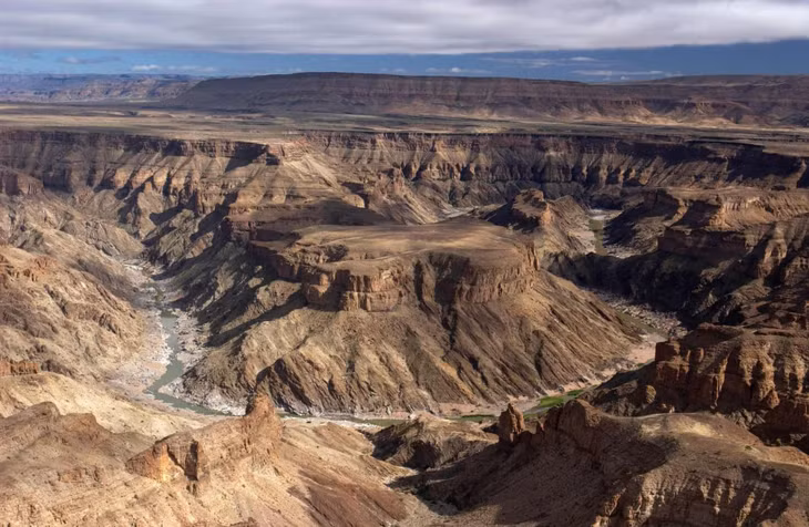 Hẻm núi Fish River ở Namibia là hẻm núi lớn nhất châu Phi và là một trong những hẻm núi lớn nhất thế giới. Người ta cho rằng hẻm núi này được hình thành cách đây khoảng 350 triệu năm. Ảnh: Alamy.