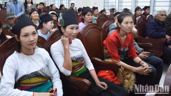 Bà con nhân dân huyện Ngọc Lặc tham dự chương trình. (Ảnh: TRẦN HẢI)