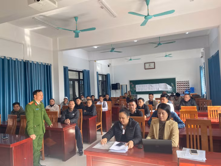 Đội CSGT-TT, Công an TP Hạ Long tuyên truyền phổ biến những quy định mới của pháp luật về đảm bảo TTATGT cho đại diện các trường học, doanh nghiệp vận tải trên địa bàn.