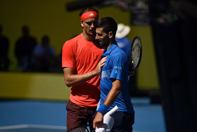 Zverev (trái) động viên Djokovic, sau trận bán kết Australia Mở rộng 2025 trên sân Rod Laver, Melbourne hôm 24/1. Ảnh: Reuters