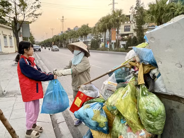 Mỗi người dân nâng cao trách nhiệm trong công tác giữ vệ sinh môi trường.