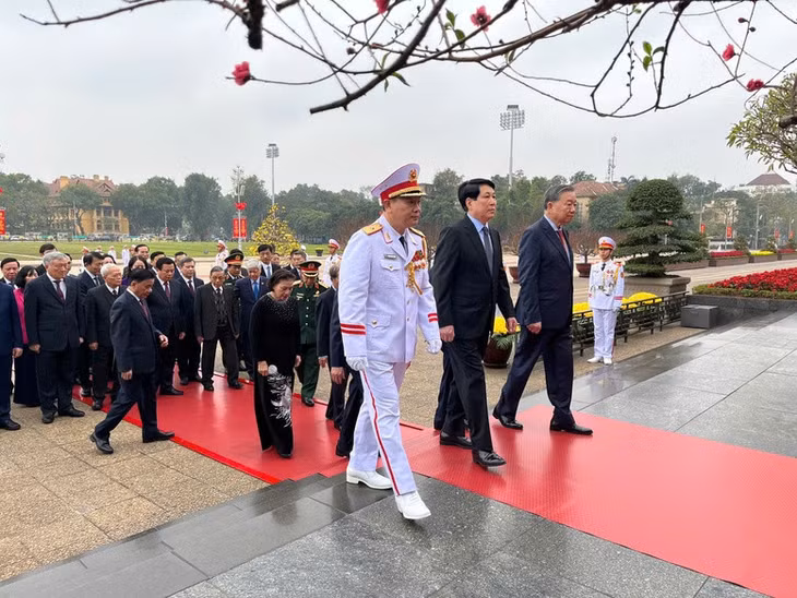 Đoàn đại biểu lãnh đạo Đảng, Nhà nước vào Lăng viếng Chủ tịch Hồ Chí Minh - Ảnh: VGP/Nguyễn Hoàng