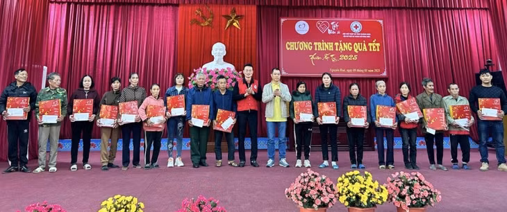 Lãnh đạo Hội CTĐ tỉnh và đại diện Quỹ Thiện tâm (Tập đoàn Vingroup) trao quà Tết cho người dân có hoàn cảnh khó khăn tại TP Đông Triều
