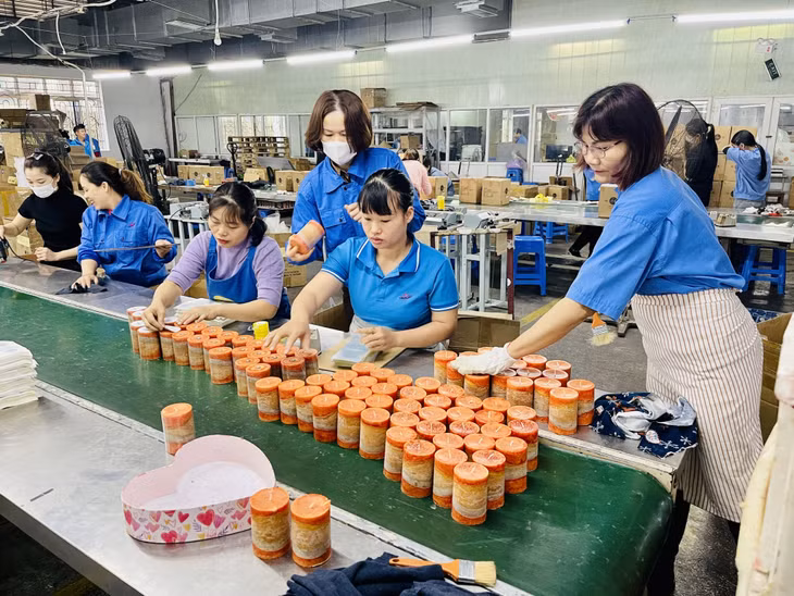 Sản xuất nến tại Công ty TNHH MTV Nến nghệ thuật AIDI Việt Nam (KCN Cái Lân, TP Hạ Long).