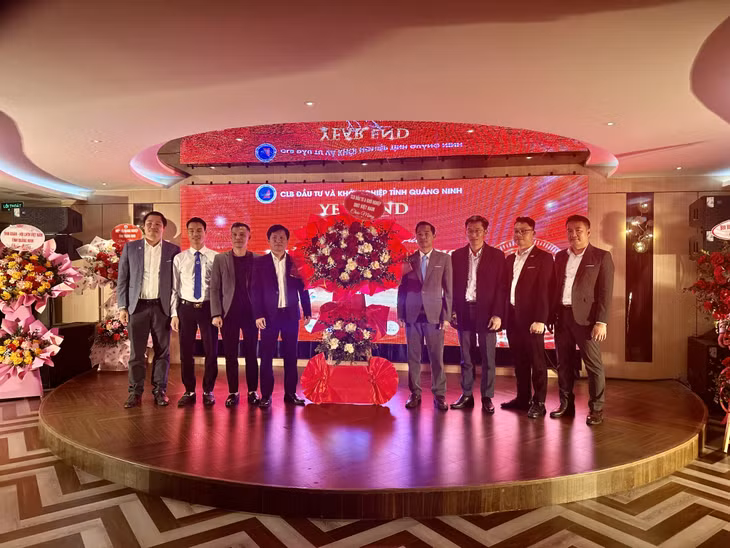 CLB Đầu tư và khởi nghiệp Việt Nam tặng hoa chúc mừng CLB Đầu tư và khởi nghiệp Quảng Ninh.