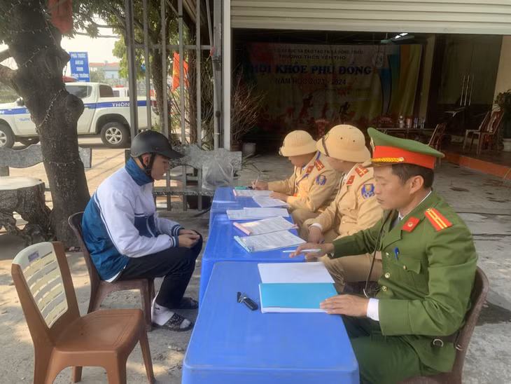 Công an TP Đông Triều lập biên bản xử phạt trường hợp đội MBH không đạt chuẩn.