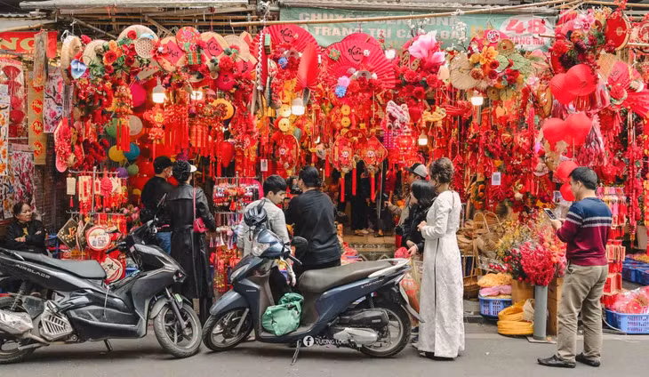 Những ngày cuối năm, phố Hàng Mã cũng trở thành điểm chụp ảnh yêu thích của nhiều bạn trẻ. Ảnh: Vương Lộc