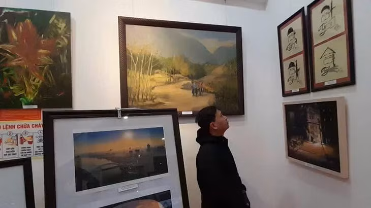 Tác phẩm thư pháp chủ đề "Trí, nông, công, binh" thu hút người xem.