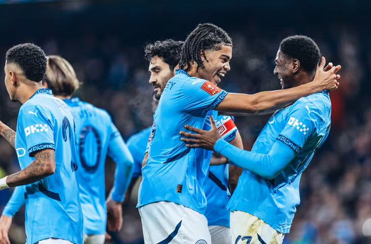 Đồng đội chúc mừng Mubama - Ảnh: MCFC