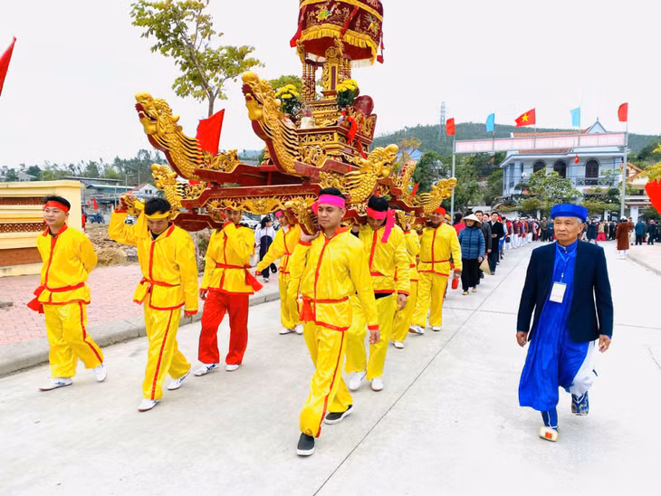 Lễ hội đại kỳ phúc đình nghè Vạn Yên, phường Việt Hưng.