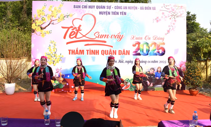 Chương trình văn nghệ do chính người dân ở các thôn biểu diễn