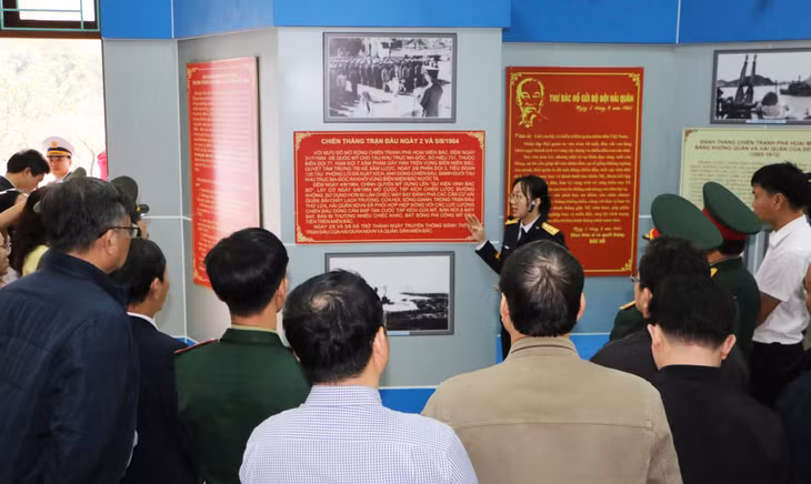 Các đại biểu thăm nhà truyền thống Vùng 3 Hải quân.