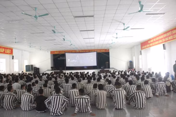 Một buổi chiếu bóng lưu động tại trại giam Quảng Ninh.
