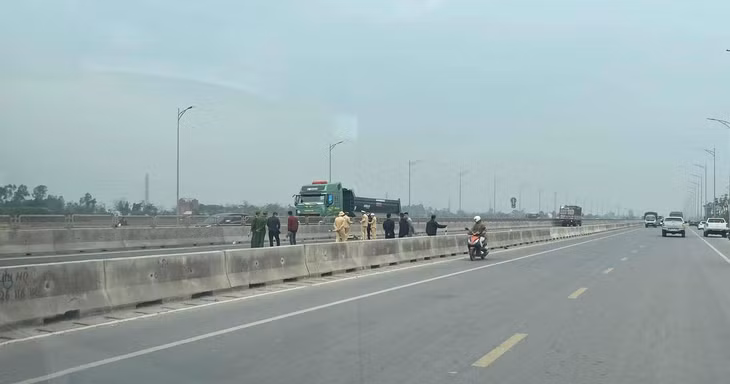 Lực lượng chức năng khám nghiệm hiện trường điều tra nguyên nhân vụ tai nạn trên tuyến đường Hưng Yên - Thái Bình.