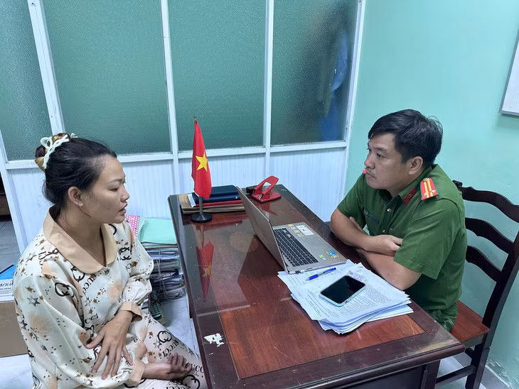 Nguyễn Thùy Trang làm việc với công an - Ảnh: Công an cung cấp