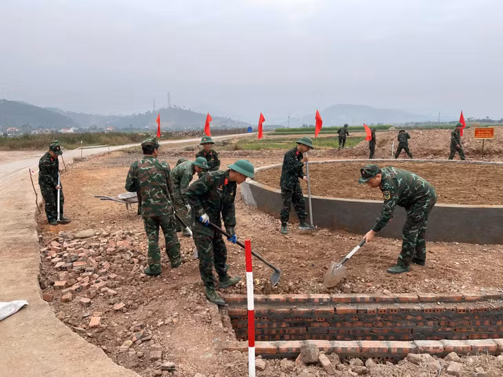 CBCS Ban CHQS TP Đông Triều, Trung đoàn 2 (Sư đoàn 395) tham gia xây dựng bồn hoa tại khu phố Bắc Sơn, phường Bình Khê (TP Đông Triều). Ảnh: Văn Đảm (Bộ CHQS tỉnh)