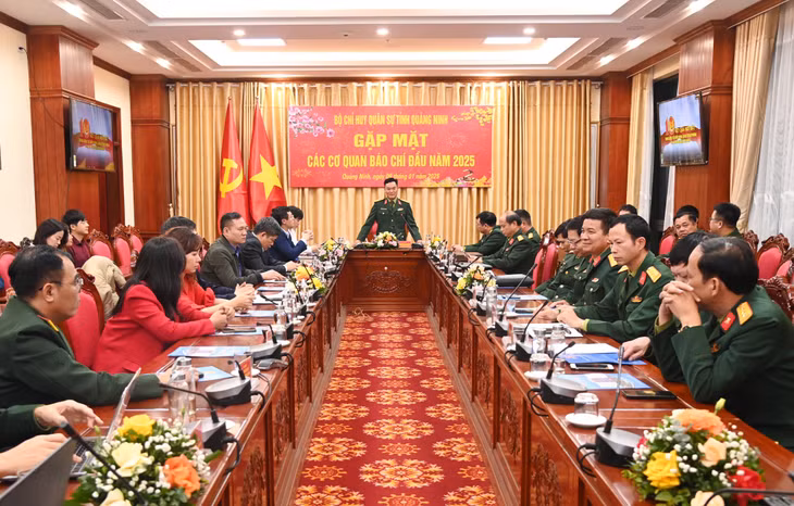 Đại tá Nguyễn Đình Khiêm, Phó Chính ủy Bộ CHQS tỉnh Quảng Ninh chủ trì hội nghị.
