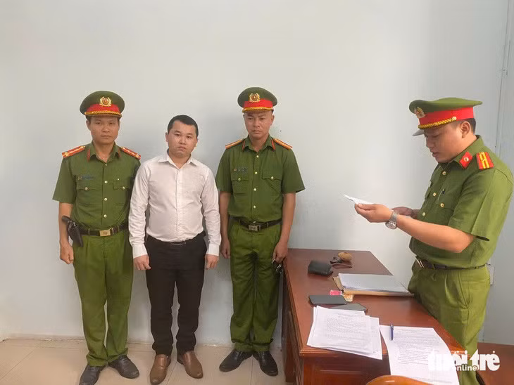 Cơ quan điều tra đang thi hành các quyết định đối với Nguyễn Tuấn Mộng - Ảnh: Công an Trà Vinh