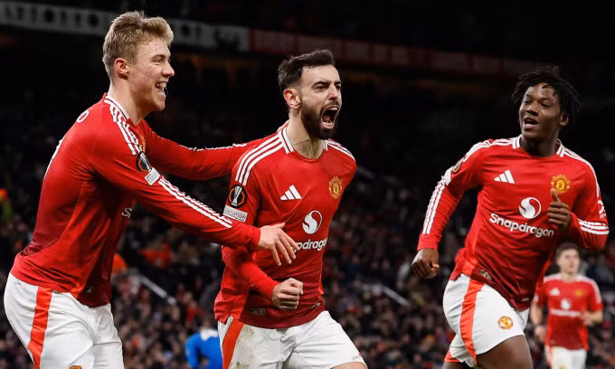 Bruno Fernandes (giữa) mừng bàn ấn định tỷ số cho Man Utd trước Rangers trên sân Old Trafford, thành phố Manchester, Anh, tối 23/1/2025. Ảnh: Reuters