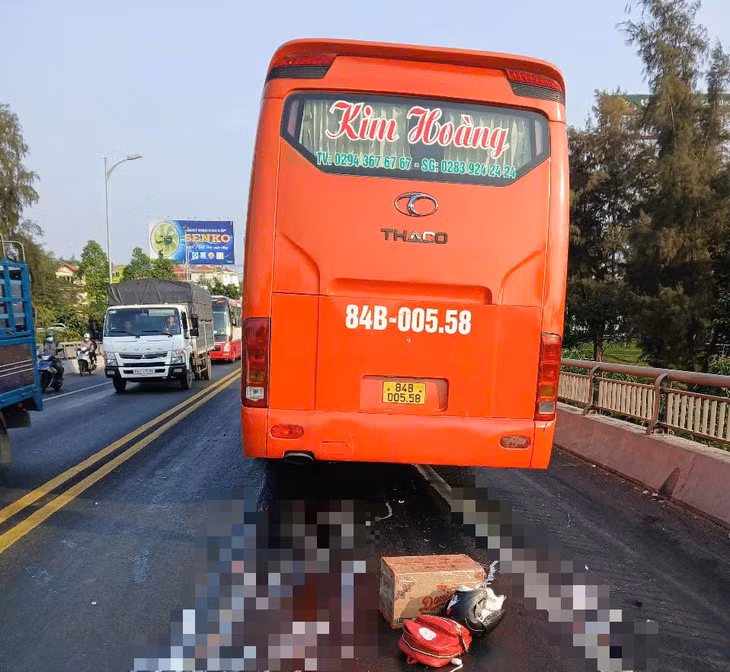 Hiện trường vụ tai nạn vào sáng 25-1 trên cầu Rạch Miễu khiến một người tử vong - Ảnh: M.T.