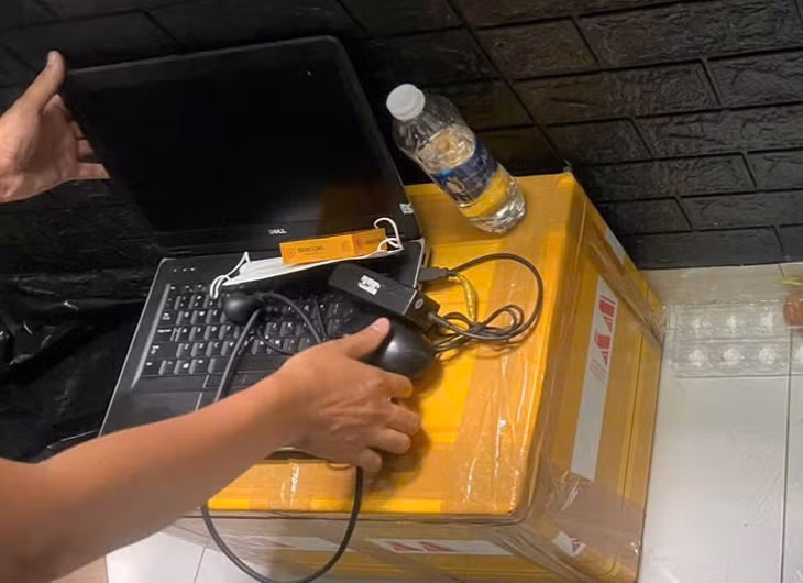 Sử dụng laptop để giao dịch với khách mua pháo.