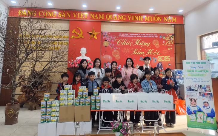 Đại diện nhãn hàng BibiHe tặng quà cho trẻ em có hoàn cảnh đặc biệt khó khăn.
