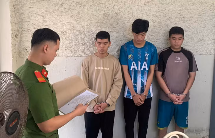 Ba đối tượng Nguyễn Thanh Tùng, Trần Văn Minh Toàn và Trần Hoàng Thiên tại cơ quan Công an.
