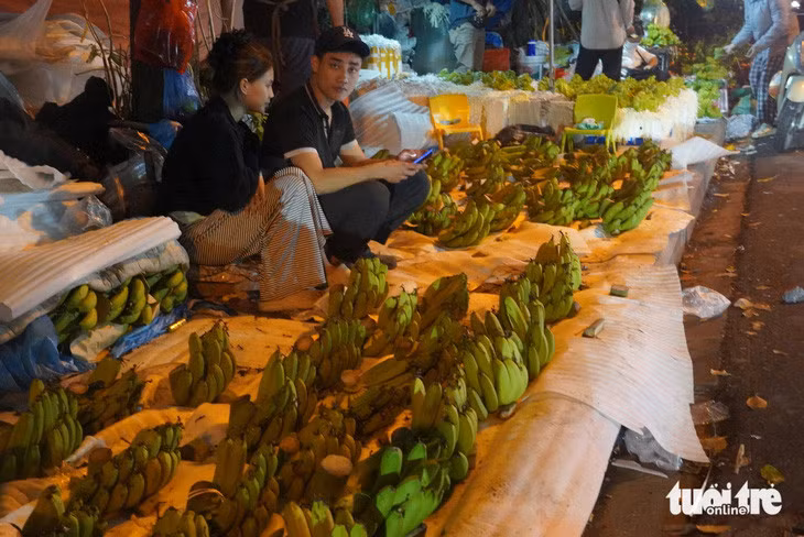 Một gian hàng bán chuối tại chợ Hà Đông - Ảnh: N.AN