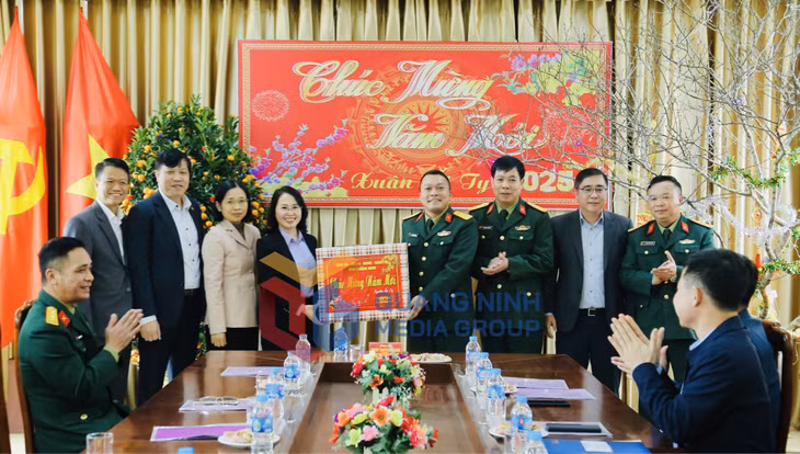 Đồng chí Phó Bí thư Thường trực Tỉnh ủy, Chủ tịch HĐND tỉnh đã đến thăm, chúc Tết và tặng quà động viên cán bộ, chiến sĩ Ban Chỉ huy Quân sự huyện Tiên Yên (1-2025). Ảnh: Thu Chung