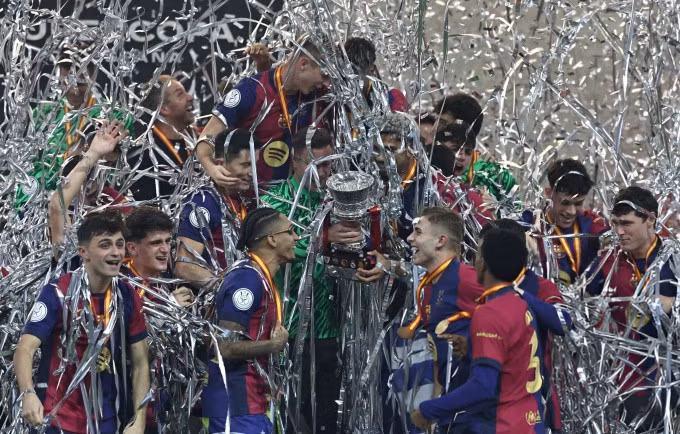 Barca nâng danh hiệu Siêu Cup Tây Ban Nha trên sân King Abdullah Sports City, Jeddah, Arab Saudi ngày 12/1.