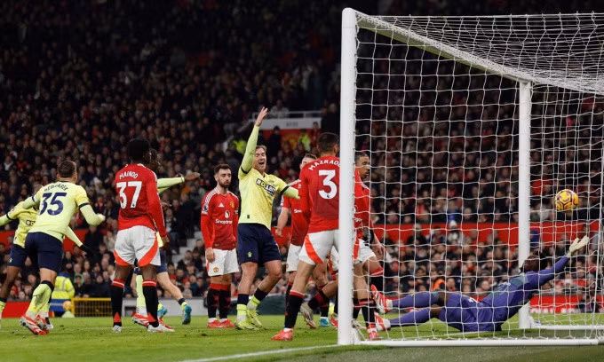 Southampton mở tỷ số từ bàn phản lưới của Manuel Ugarte. Ảnh: Reuters