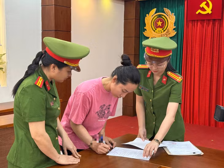 Nguyễn Thị Ngọc Hương (vợ Diệu) cùng chồng bị bắt giam vì sản xuất thuốc giả - Ảnh: CACC