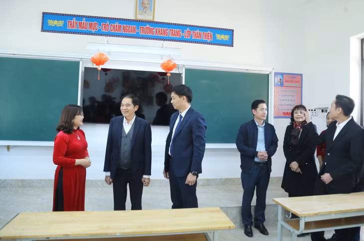 Đoàn đại biểu tỉnh Hủa Phăn (CHDCND Lào) thăm Trường Tiểu học và THCS Việt Dân (xã Việt Dân, TP Đông Triều).