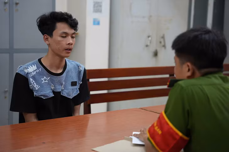 Công an lấy lời khai Phạm Tấn Dũng. Ảnh: Công an cung cấp