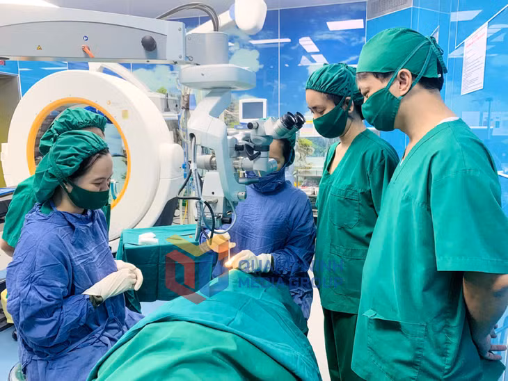 Phương pháp tiêm nội nhãn Ranibizumab với bệnh nhân bị bệnh phù hoàng điểm do đái tháo đường tại Bệnh viện Lão khoa - PHCN Quảng Ninh (1-2025). Ảnh: Hoài Minh