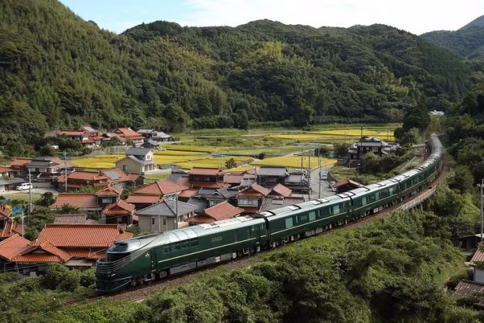 Chuyến tàu 5 sao Twilight Express Mizukaze băng qua vùng nông thôn ở Kyoto, Nhật Bản. Ảnh: Inside Kyoto