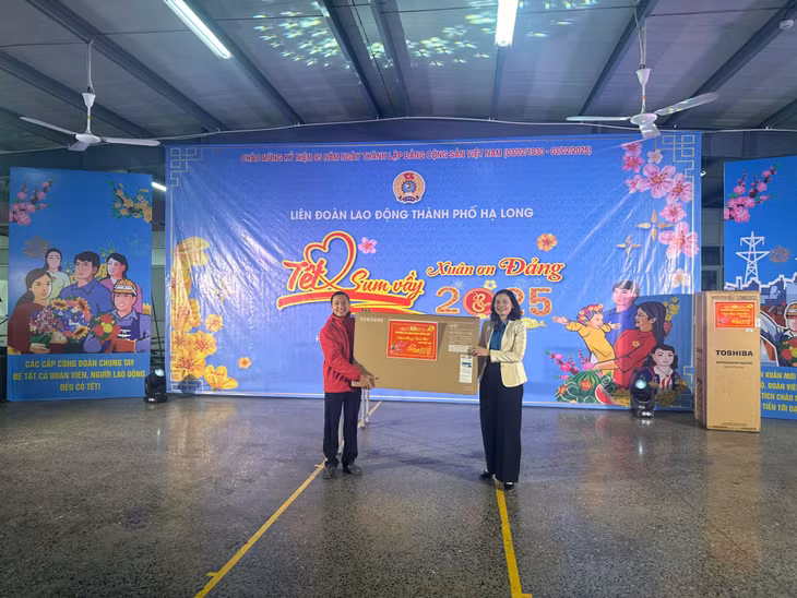 Lãnh đạo LĐLĐ TP Hạ Long tặng quà bốc thăm may mắn cho công nhân.