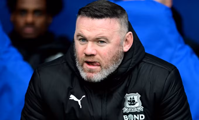 HLV Wayne Rooney trong trận Plymouth Argyle thua Oxford United 0-2 ngày 29/12, lần cuối cùng dẫn dắt CLB. Ảnh: Shutterstock