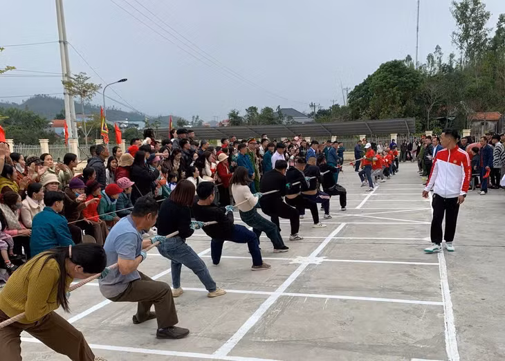 Tại huyện Vân Đồn, nhân dân phấn khởi tham gia hoạt động giao lưu kéo co... thu hút đông người dân, du khách trải nghiệm và cổ vũ.