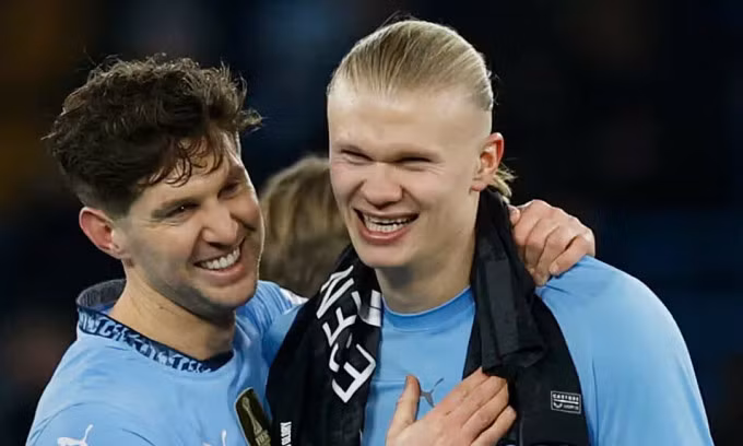 Erling Haaland (phải) và John Stones mừng sau khi Man City thắng Club Brugge trên sân Etihad, thành phố Manchester, Anh tối 29/1/2025. Ảnh: Reuters