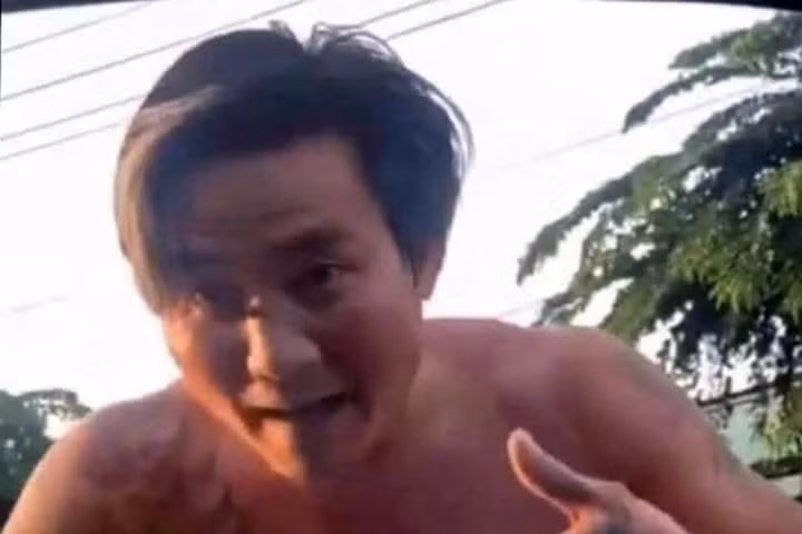 Hình ảnh Dũng chặn xe thách thức tài xế giữa đường. (Ảnh: Cắt từ video)