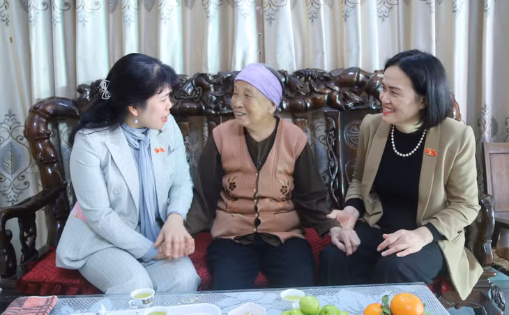 Các Đại biểu Quốc hội tỉnh thăm, động viên Mẹ Việt Nam anh hùng Phạm Thị Chuyên, khu Đại Đán, phường Đại Yên, TP Hạ Long (1-2025). Ảnh: Nguyễn Thanh