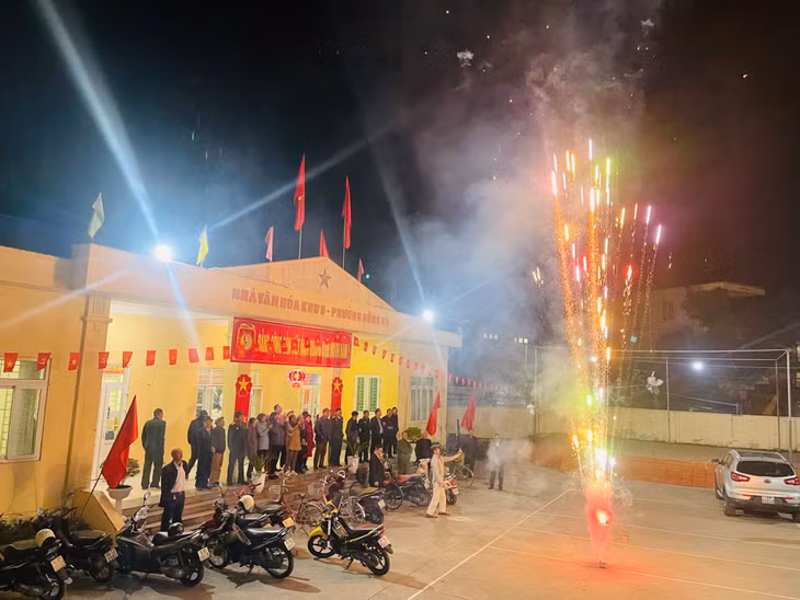 Người dân khu 6, phường Hồng Hà, TP Hạ Long, bắn pháo bông chào năm mới 2025 tại nhà văn hóa khu.