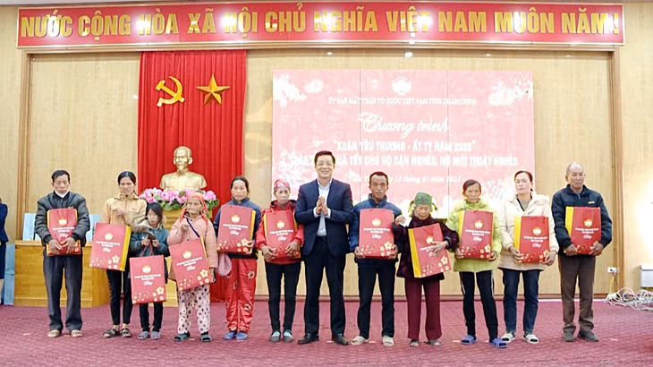 Đồng chí Nguyễn Văn Hồi, Trưởng Ban Dân vận Tỉnh ủy, Chủ tịch Ủy ban MTTQ tỉnh, tặng quà Tết cho người dân huyện Tiên Yên. Ảnh: Mai Hương