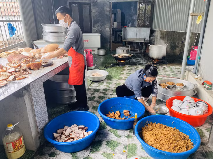 Cơ sở sản xuất khâu nhục của gia đình anh Nguyễn Văn Dũng (thôn Thác Bưởi, xã Tiên Lãng, huyện Tiên Yên) chuẩn bị hàng phục vụ dịp Tết Nguyên đán.