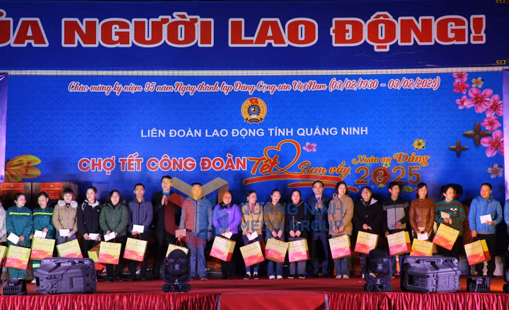 2025-01_Chợ Tết công đoàn - Tết Sum vầy năm 2025 - Tổng LĐLĐ Việt Nam và LĐLĐ tỉnh tặng quà cho người lao động có hoàn cảnh khó khăn. Ảnh: Minh Đức