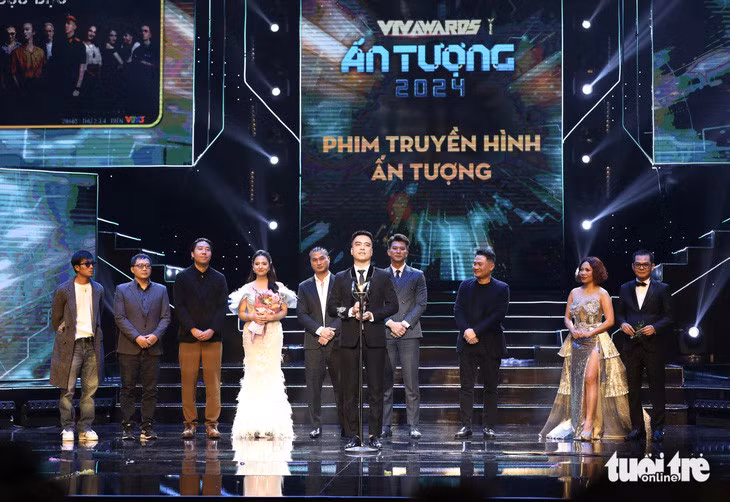 Ê kíp phim Độc đạo lên nhận giải Phim truyền hình ấn tượng