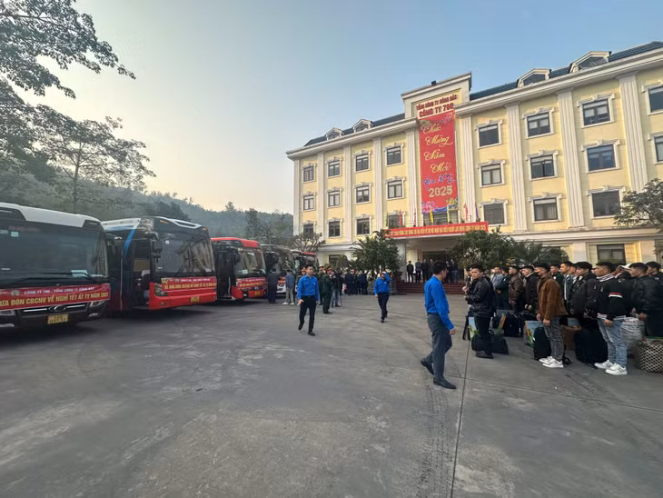 Công ty 790 thuộc Tổng Công ty Đông Bắc bố trí 7 chuyến xe đưa công nhân về quê.
