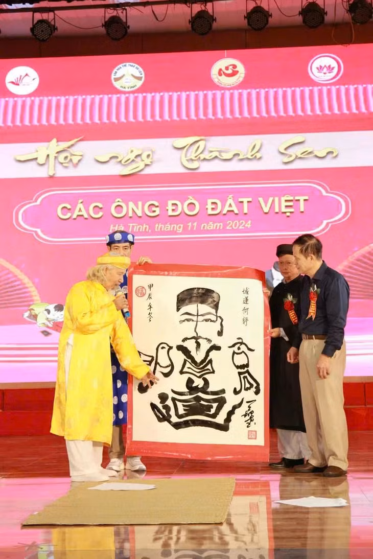 Nhà thư pháp Lê Thiên Lý với tác phẩm thư pháp sáng tác theo thể nhân diện thư.
